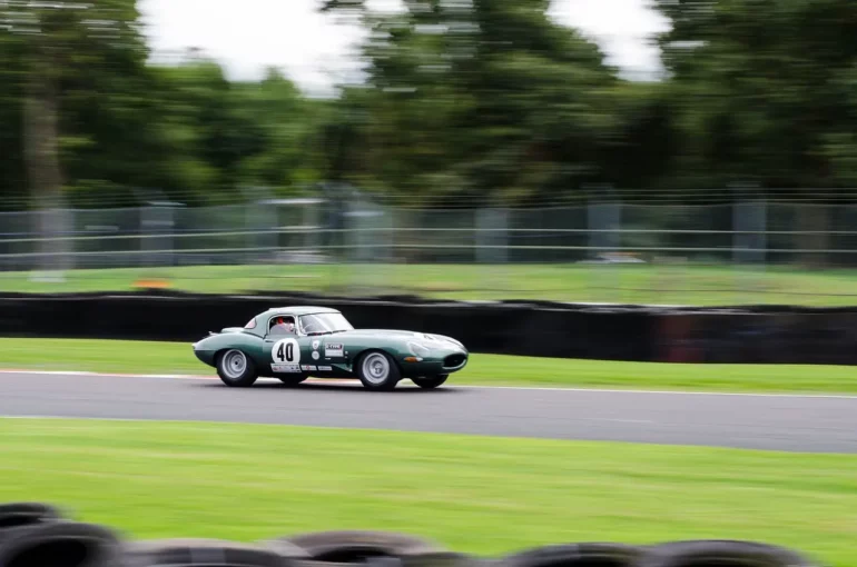 Jaguar E-Type měl vyhrát závod 24 hodin Le Mans, to se mu ovšem nikdy nepodařilo.