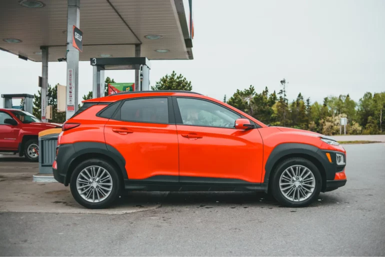 Relativně nízkou spotřebu mají i některé SUV vozy, zde Hyundai Kona.