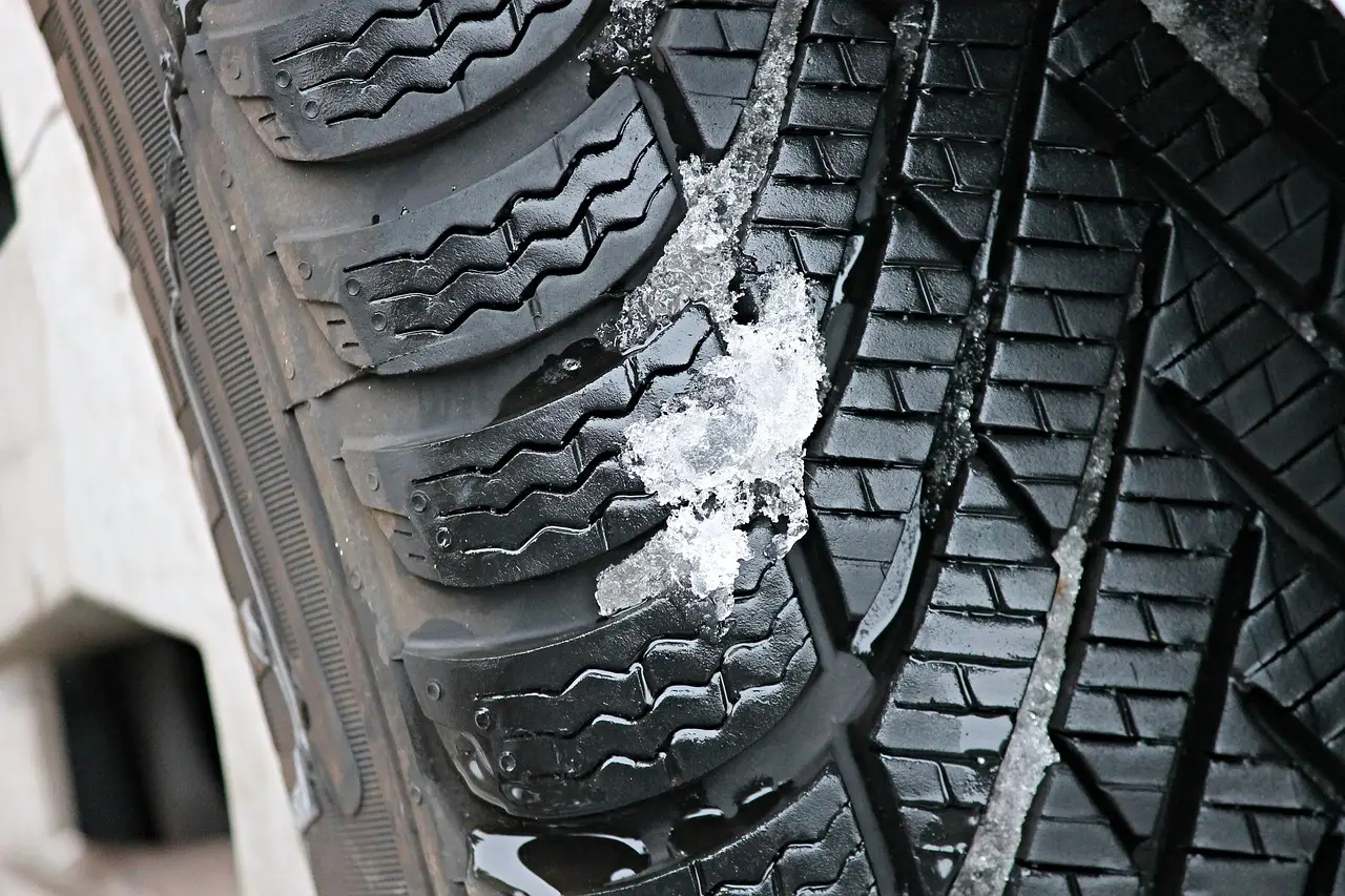 Pro zimní pneumatiky je povinná minimální hloubka dezénu 4 mm.
