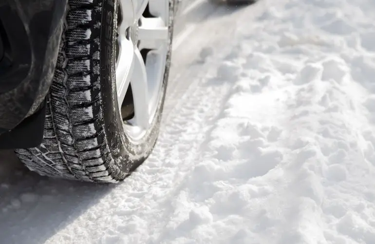 Řetězy na auto používejte pouze na sněhu či ledu