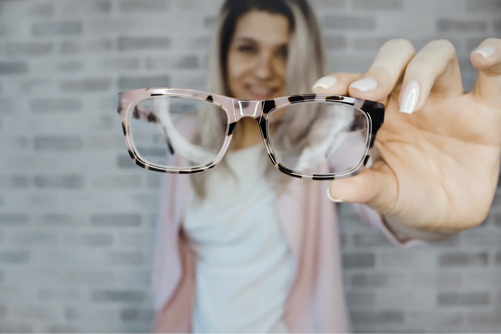 Astigmatismus je vada očí korigovatelná brýlemi nebo kontaktními čočkami.