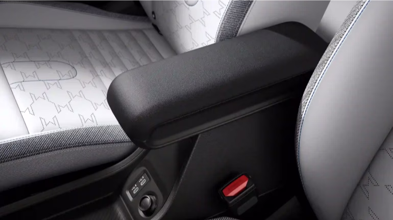 detail loketní opěrky a sedadel v interiéru MINI Cooper