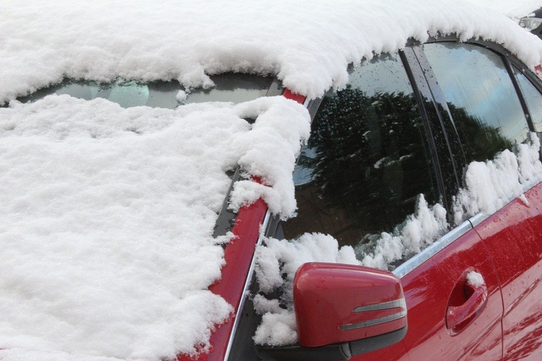 Zasněžené auto