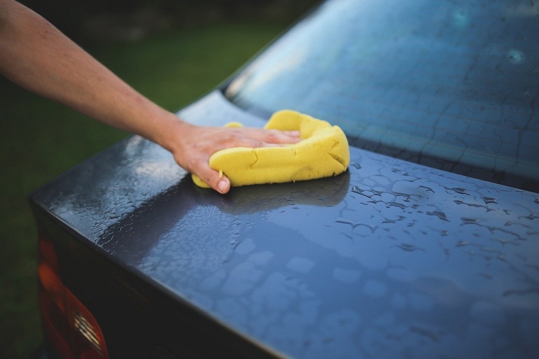 Důkladné umytí je základem jarní údržby vozu