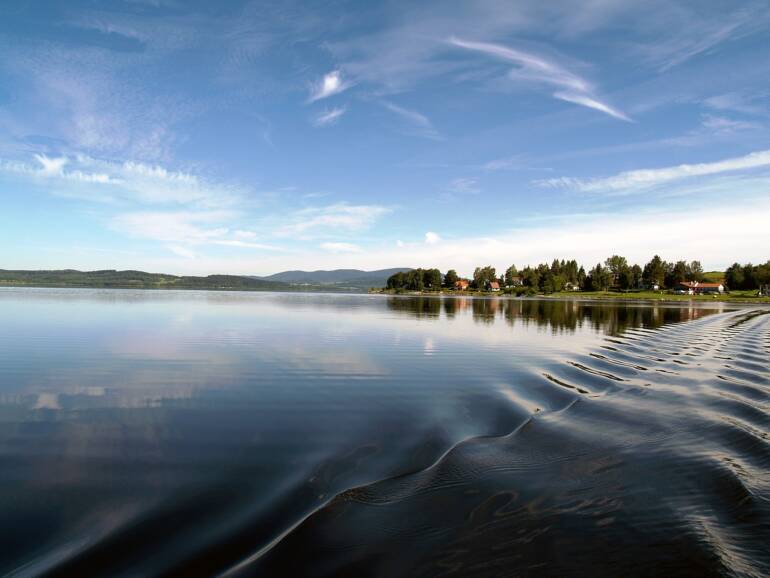 hladina vodní nádrže Lipno