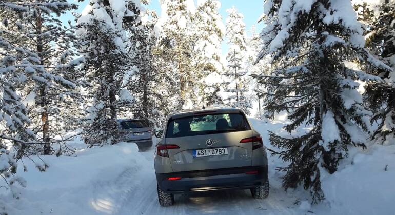 Zimní pneumatiky jsou v Česku povinné – výjimkou je suchá silnice, na které nelze předpokládat sníh či zbytky sněhu.