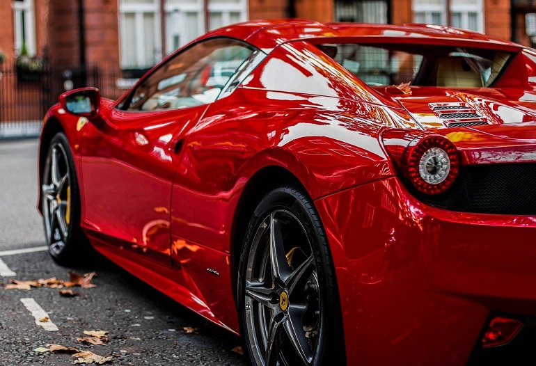 Luxusní auto Ferrari