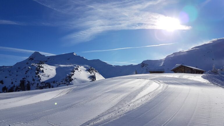 Kolik stojí rodinný lyžařský pobyt ve francouzských alpách na víkend?