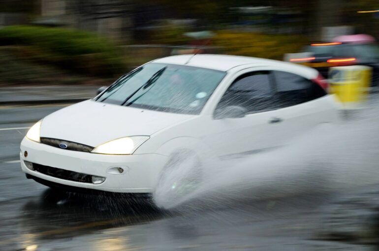 Jak poznat a zvládnout aquaplaning?