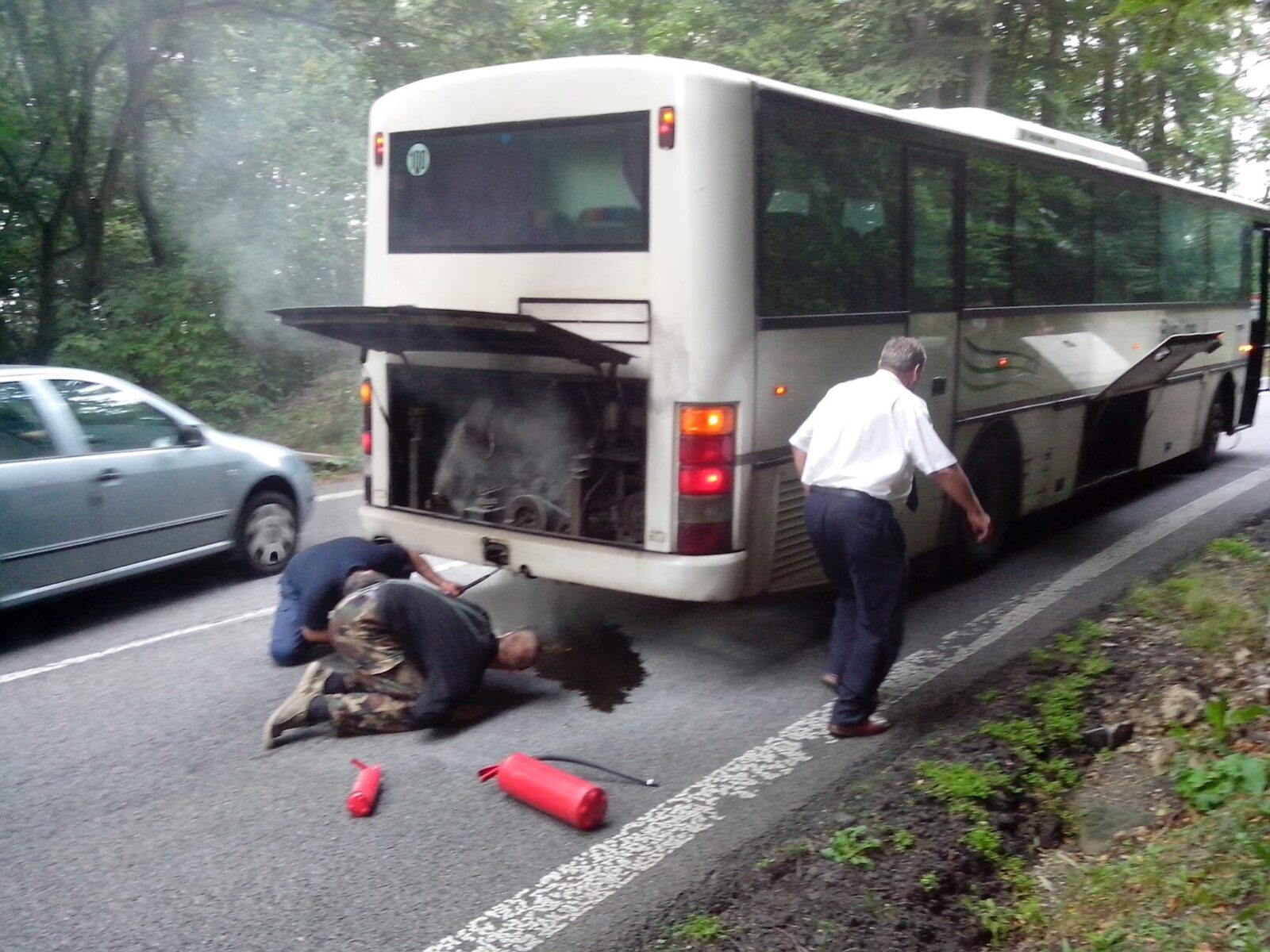 Nehoda autobusu očima cestujícího. Když hoří, zachovejte klidnou hlavu a přiložte ruku k dílu, řidič Vám nepomůže