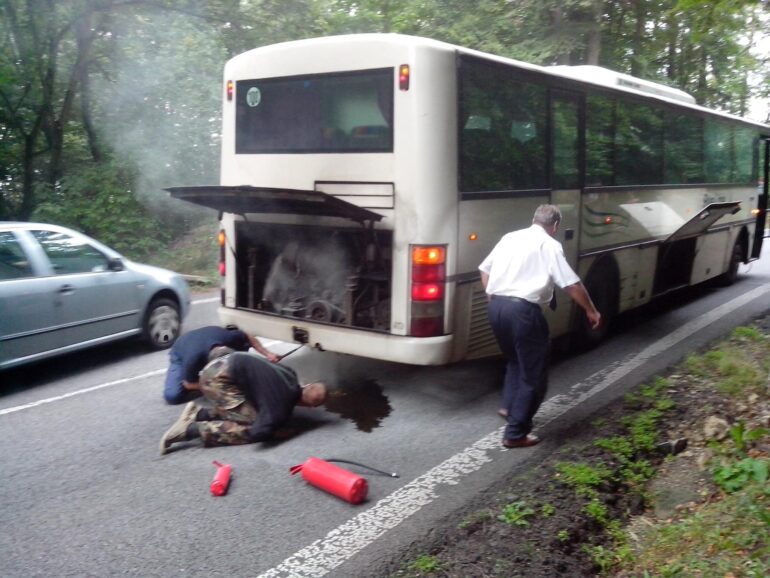 Nehoda autobusu očima cestujícího. Když hoří, zachovejte klidnou hlavu a přiložte ruku k dílu, řidič Vám nepomůže