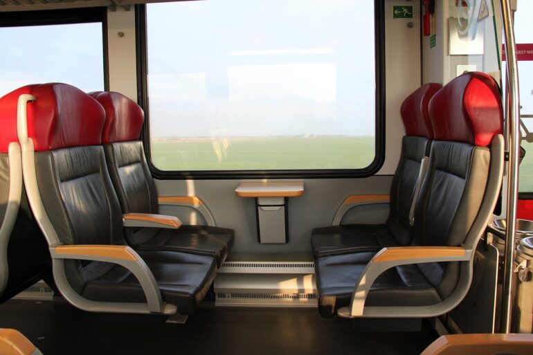 Mobilní aplikace a webové stránky pro jednodušší cestování vlakem