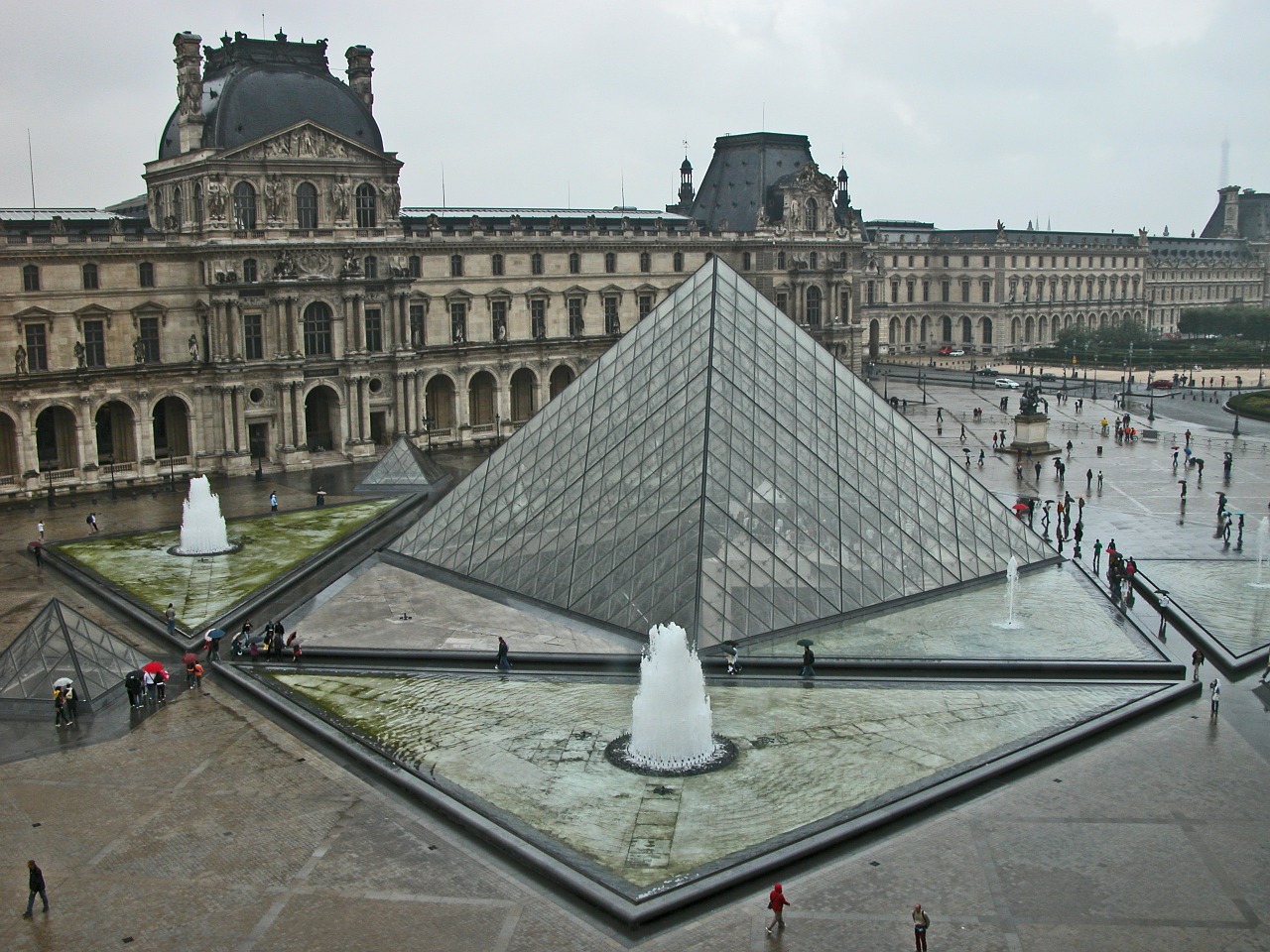 Paříž, Pyramida v Louvre