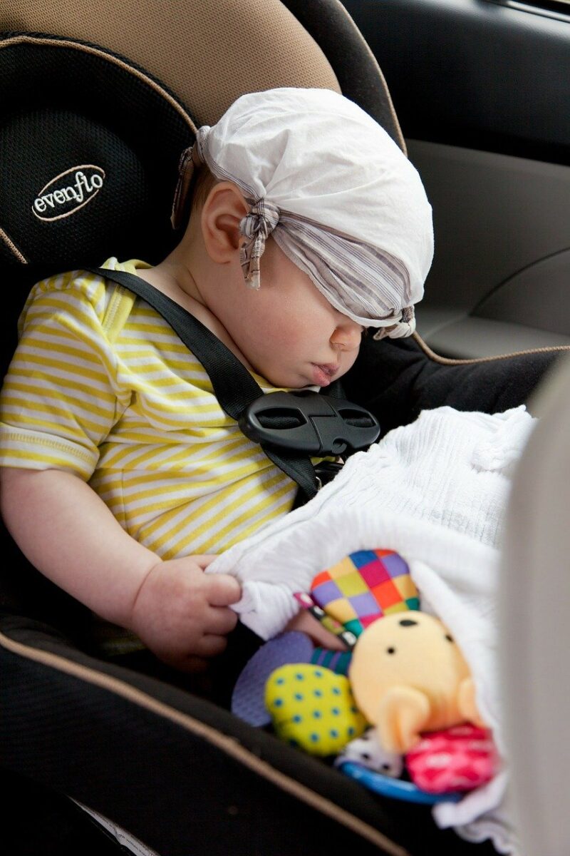 Spící dítě v autosedačce