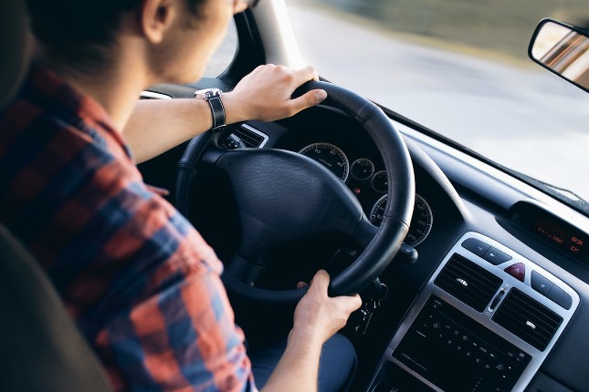 5 věcí, které byste neměli před řízením auta dělat