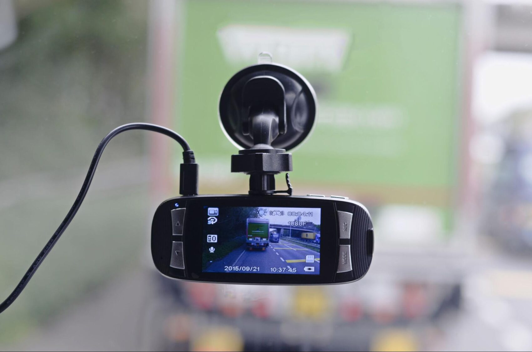 Autokamera umístěná na předním skle zachytí i SPZ vozidel jedoucích vpředu