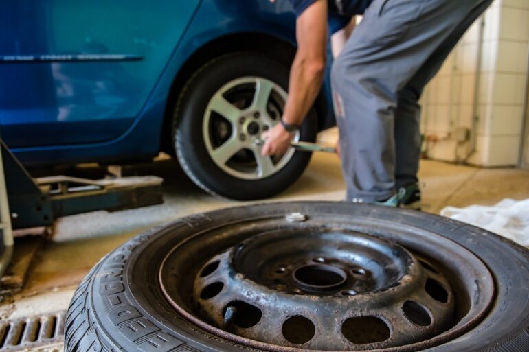 Skladujte pneumatiky na vhodném místě a ve správné poloze