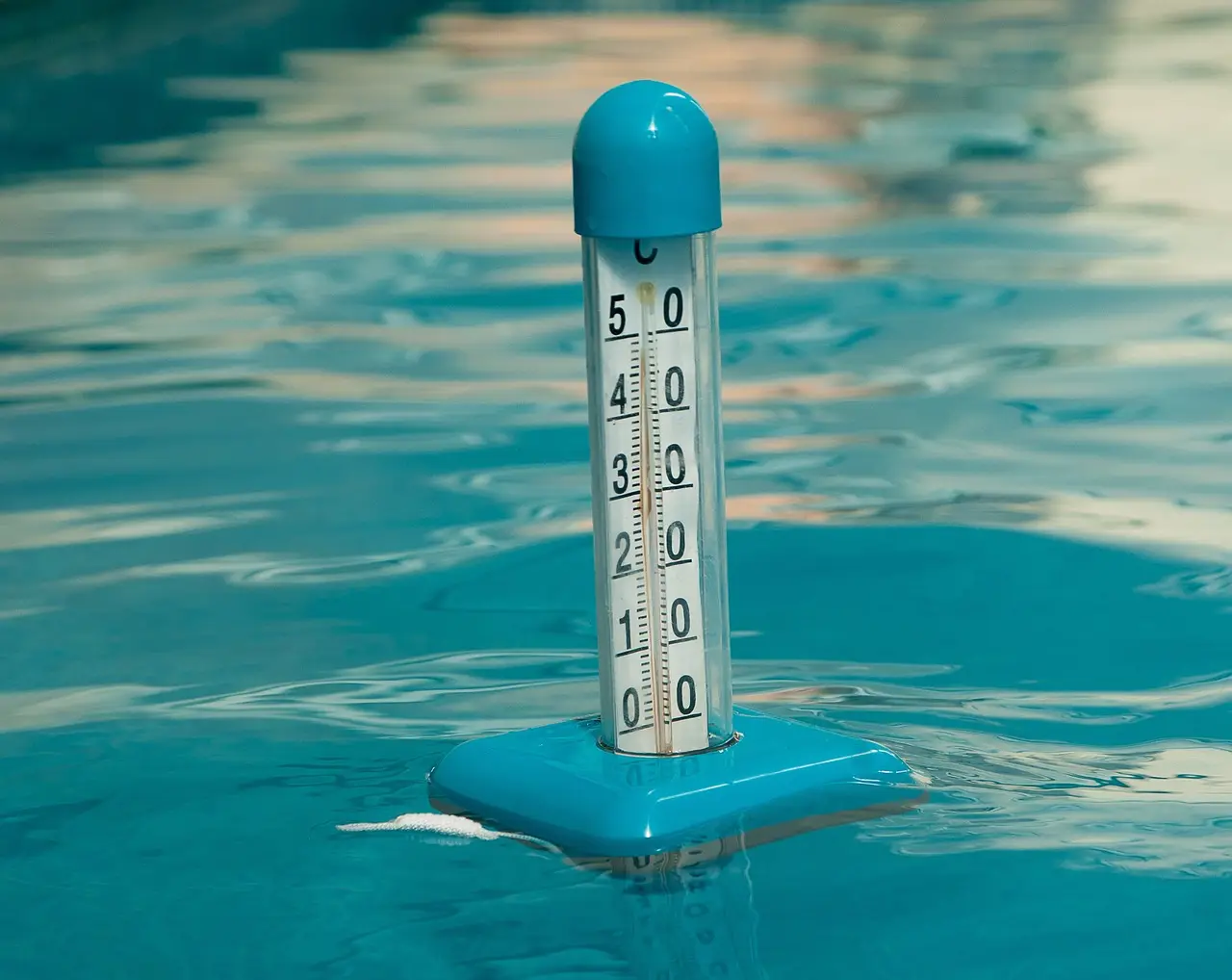 Zazimování bazénu provádějte při teplotě vody okolo 10 stupňů Celsia