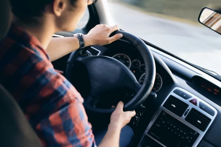 Mikrospánek za volantem je stejně nebezpečný jako alkohol