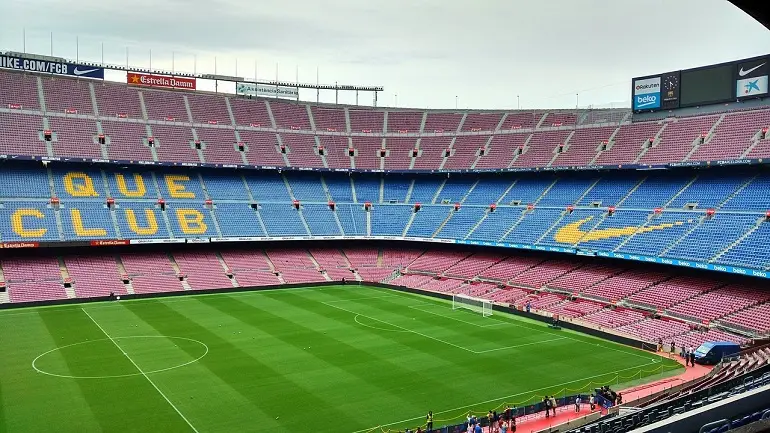 Věhlasný fotbalový stadion Camp Nou