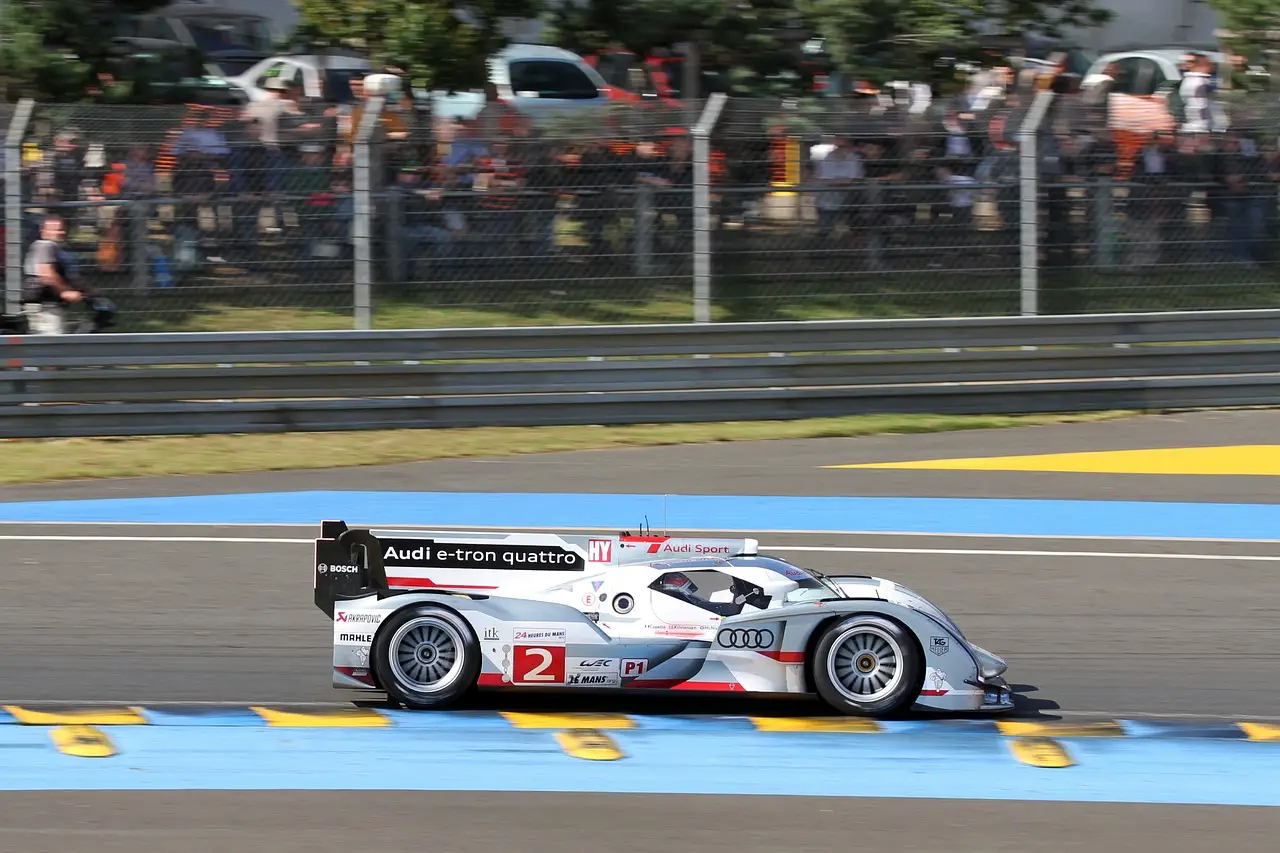 Závod 24h Le Mans se na okruhu Circuit de la Sarthe jezdí už od roku 1923.