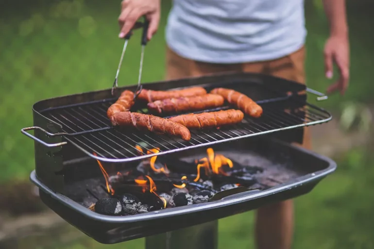 Gril na dřevěné uhlí a brikety patří mezi nejoblíbenější typy grilu.