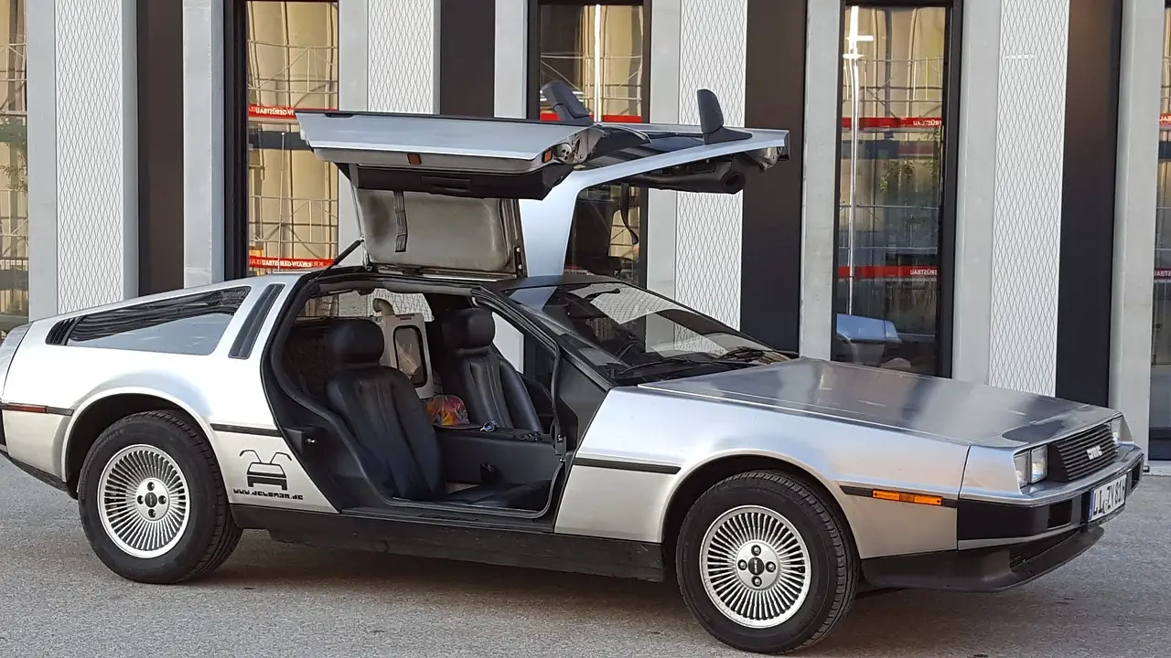 DeLorean si zahrál stroj času v Návratu do budoucnosti.