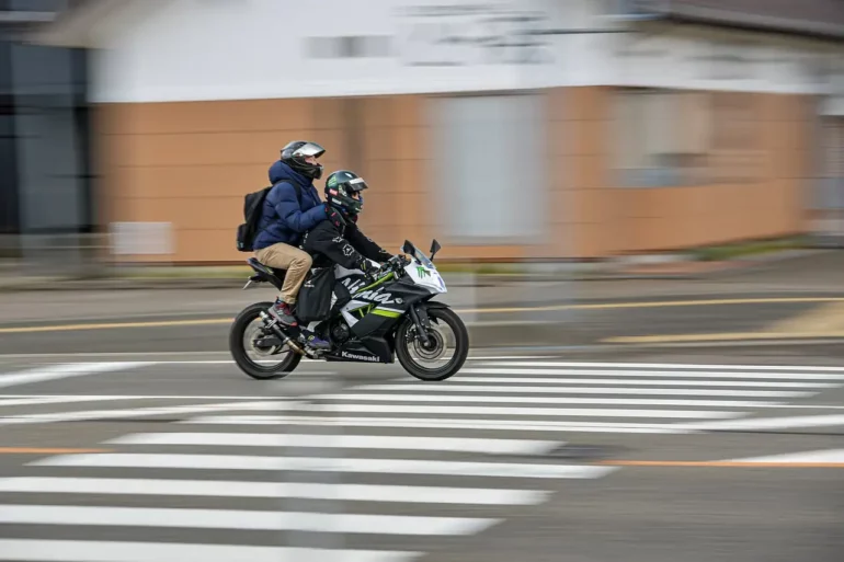 Helma je základním ochranným prvkem při jízdě na motorce.