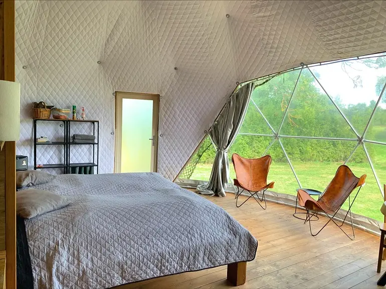 Interiér glampingového stanu - glamping Brdy