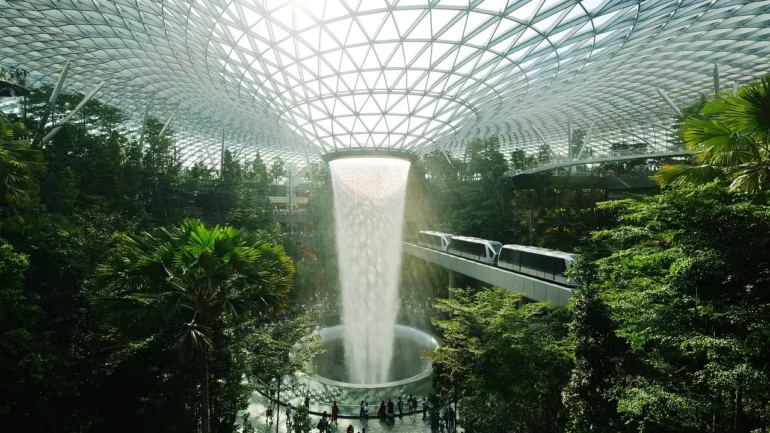 Letiště Singapore-Changi a krásná tropická džungle s vodopádem.