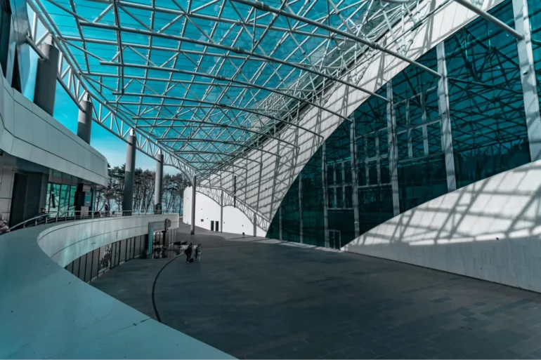 Mezinárodní letiště Ta-sing navrhla Zaha Hadid.