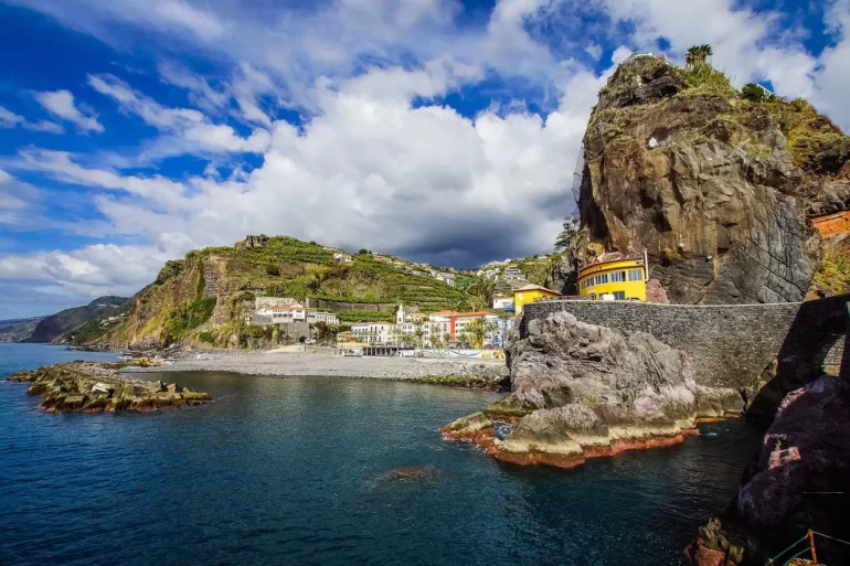 Madeira nabízí dechberoucí výhledy, tedy pokud na ní vůbec přistanete.