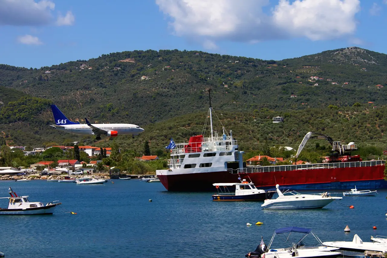 Letiště Skiathos leží hned vedle pláží plných návštěvníků.