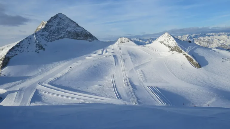 Lyžovat na ledovci Hintertux v Rakousku můžete i v dubnu na velikonoční prázdniny.