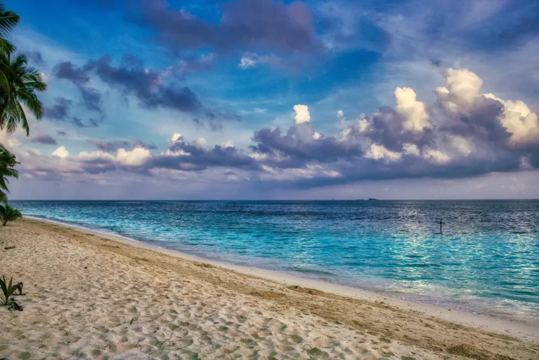 Maledivy jsou bílými plážemi a tyrkysovým mořem proslulé.