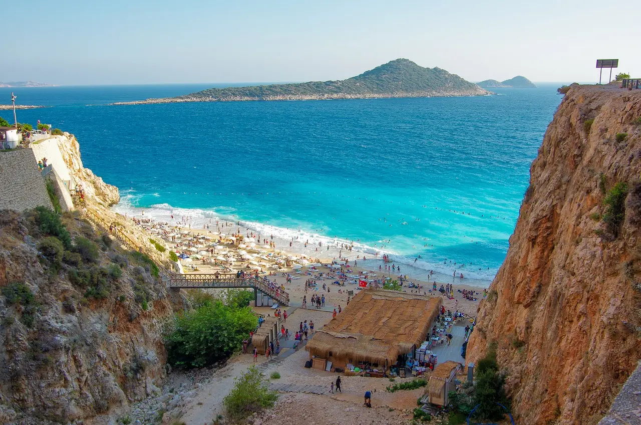Turecká riviéra nabízí krásné pláže a počasí.