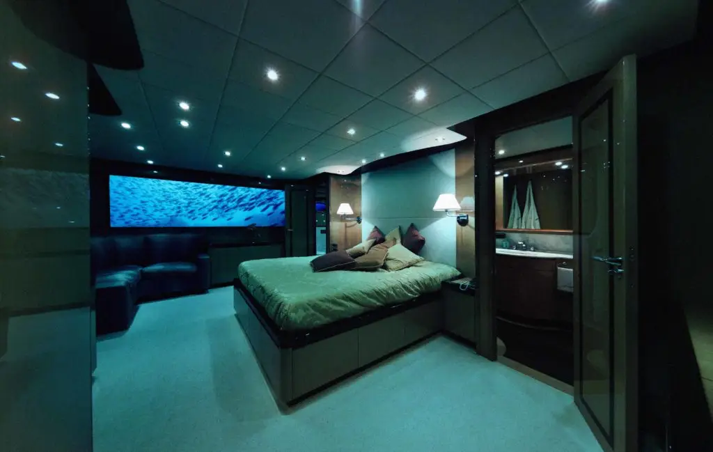 Ponorka Lover's Deep kotvící u ostrova St. Lucia nabízí luxusní ubytování pro dva. (zdroj: www.oliverstravels.com)