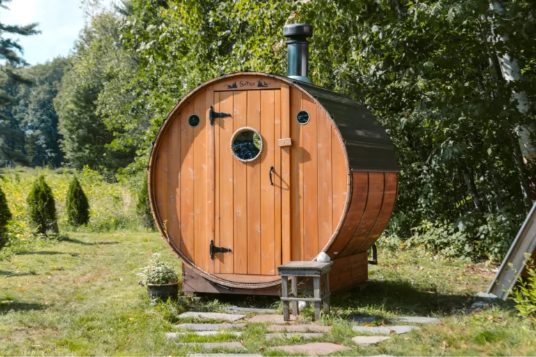 Sudová sauna je oblíbeným typem venkovní sauny pro svůj design a nízké provozní náklady.