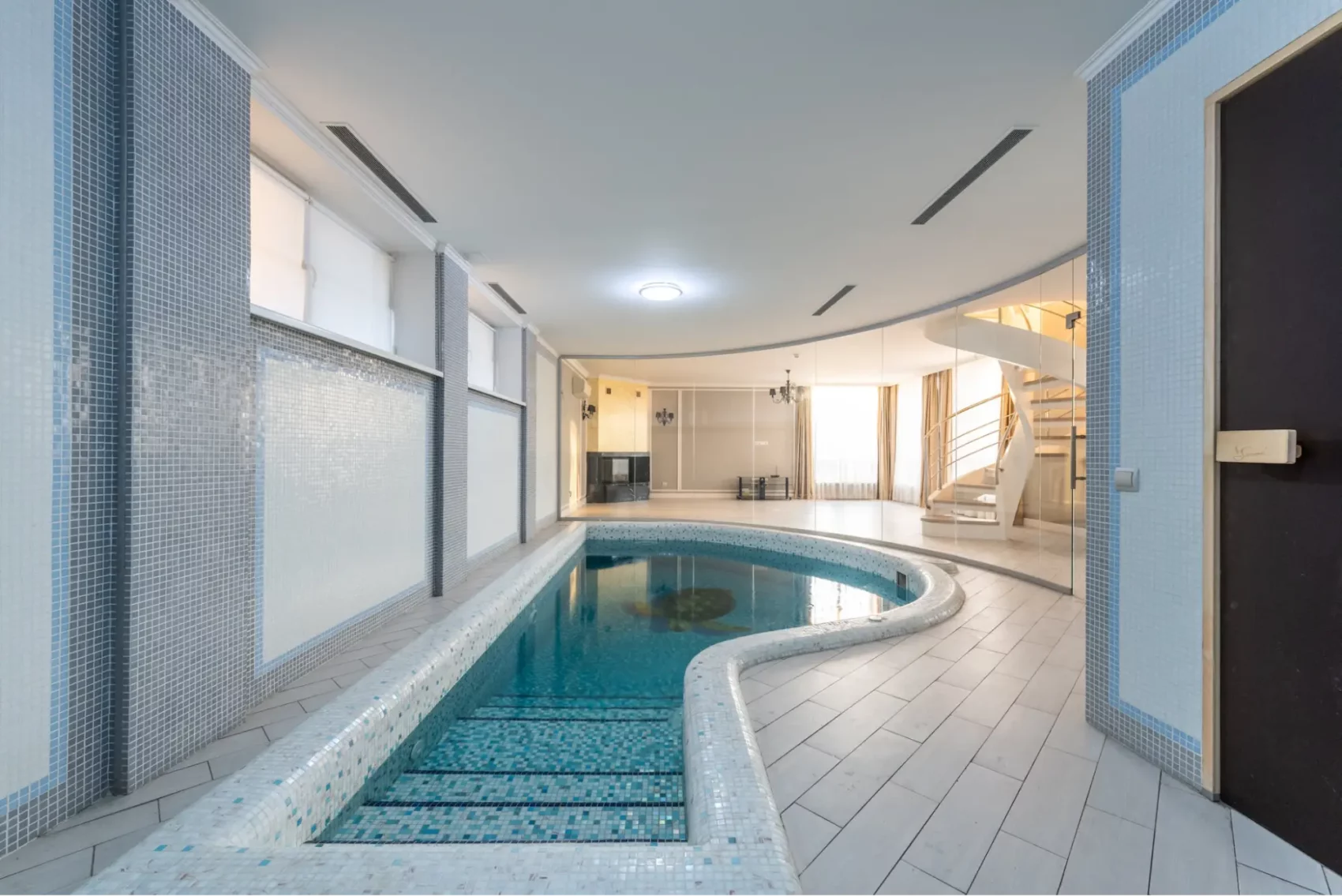 Součástí wellness pobytů jsou bazény s teplou vodou, vířivkou a saunou.
