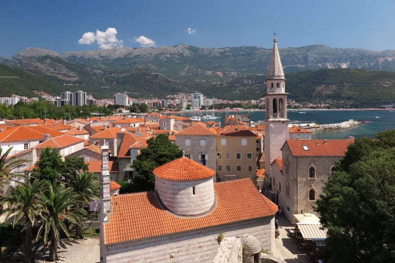 Ve městě Budva se nacházejí hotely a apartmány.
