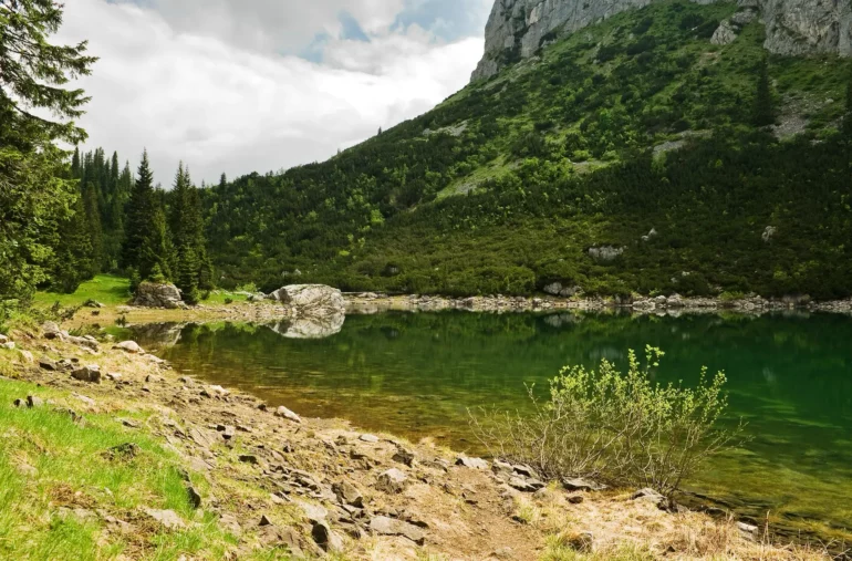 Na trek se vydejte do pohoří Durmitor.
