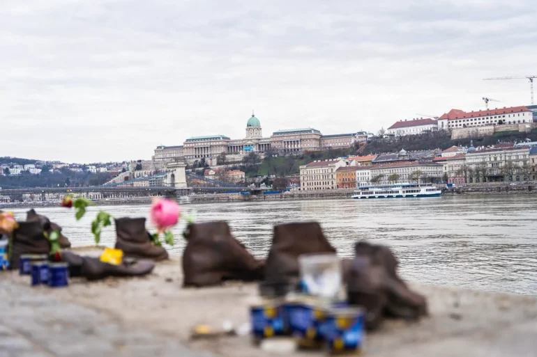 Památník Boty na břehu Dunaje v Budapešti je věnován obětem holocaustu