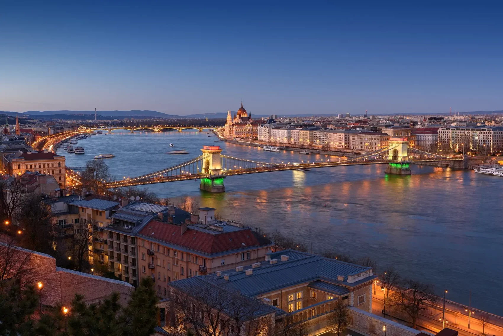 Budapešť - nádherné panorama města s ikonickými mosty a památkami