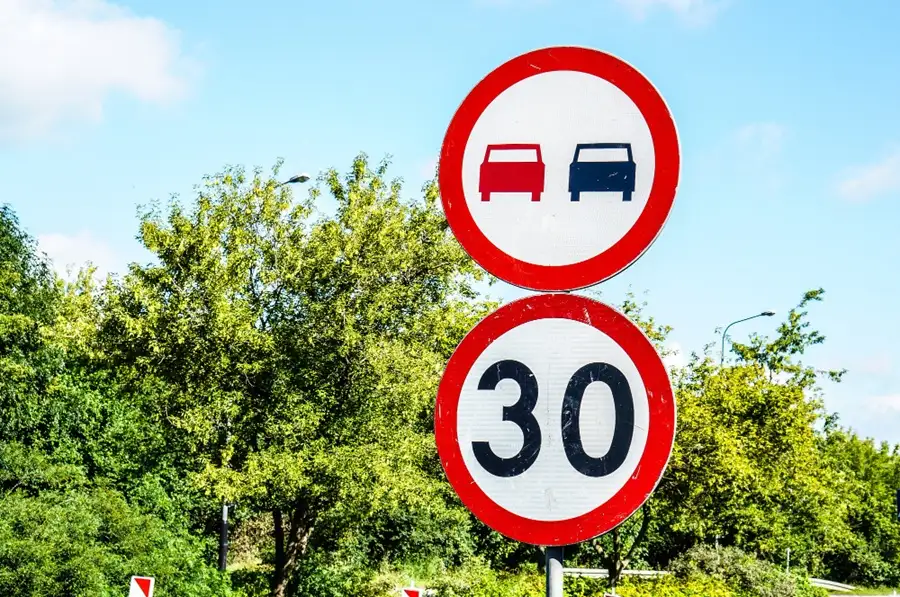 Vodorovné a svislé dopravní značky: Jak se dělí a jak je to s jejich nadřazeností? Vodorovné a svislé dopravní značky: Jak se dělí a jak je to s jejich nadřazeností?