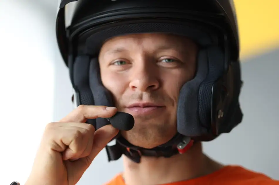Existuje několik způsobů, jak mít handsfree na motorku
