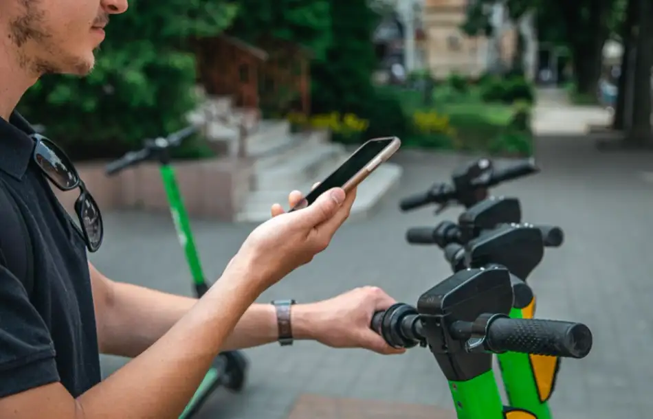 Sdílené elektrokoloběžky zpravidla spadají mezi ty slabší