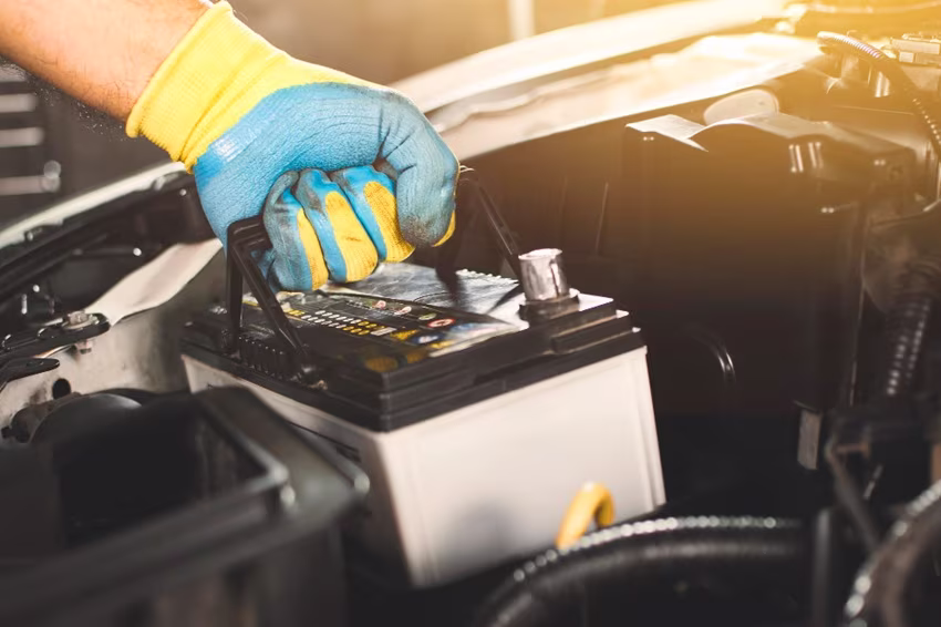 Po odpojení můžete autobaterii vyjmout