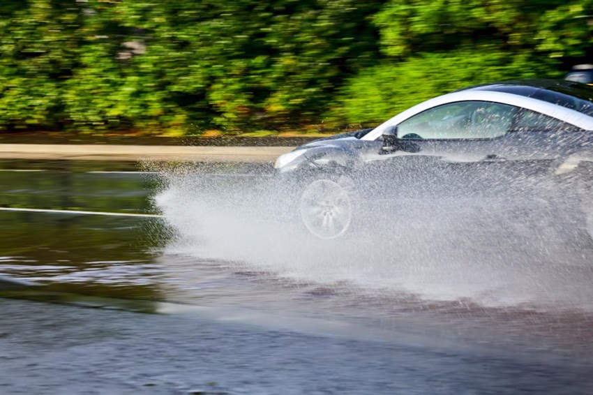Aquaplaning vzniká při rychlejší jízdě po mokré vozovce