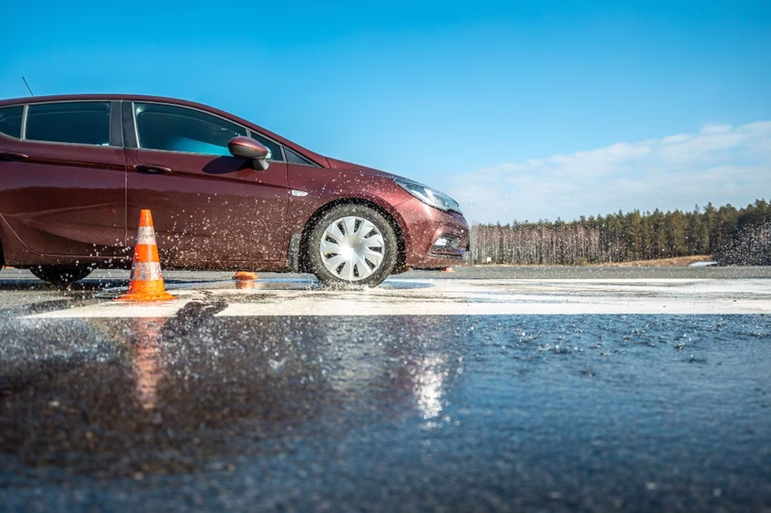 Na aquaplaning vás připraví speciální kurz pro řidiče