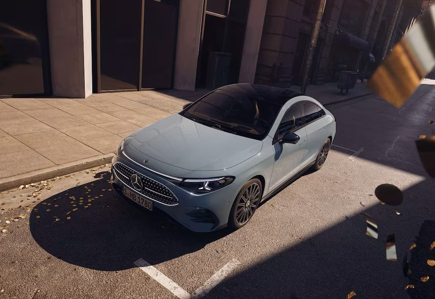 zaparkovaný Mercedes-Benz CLA